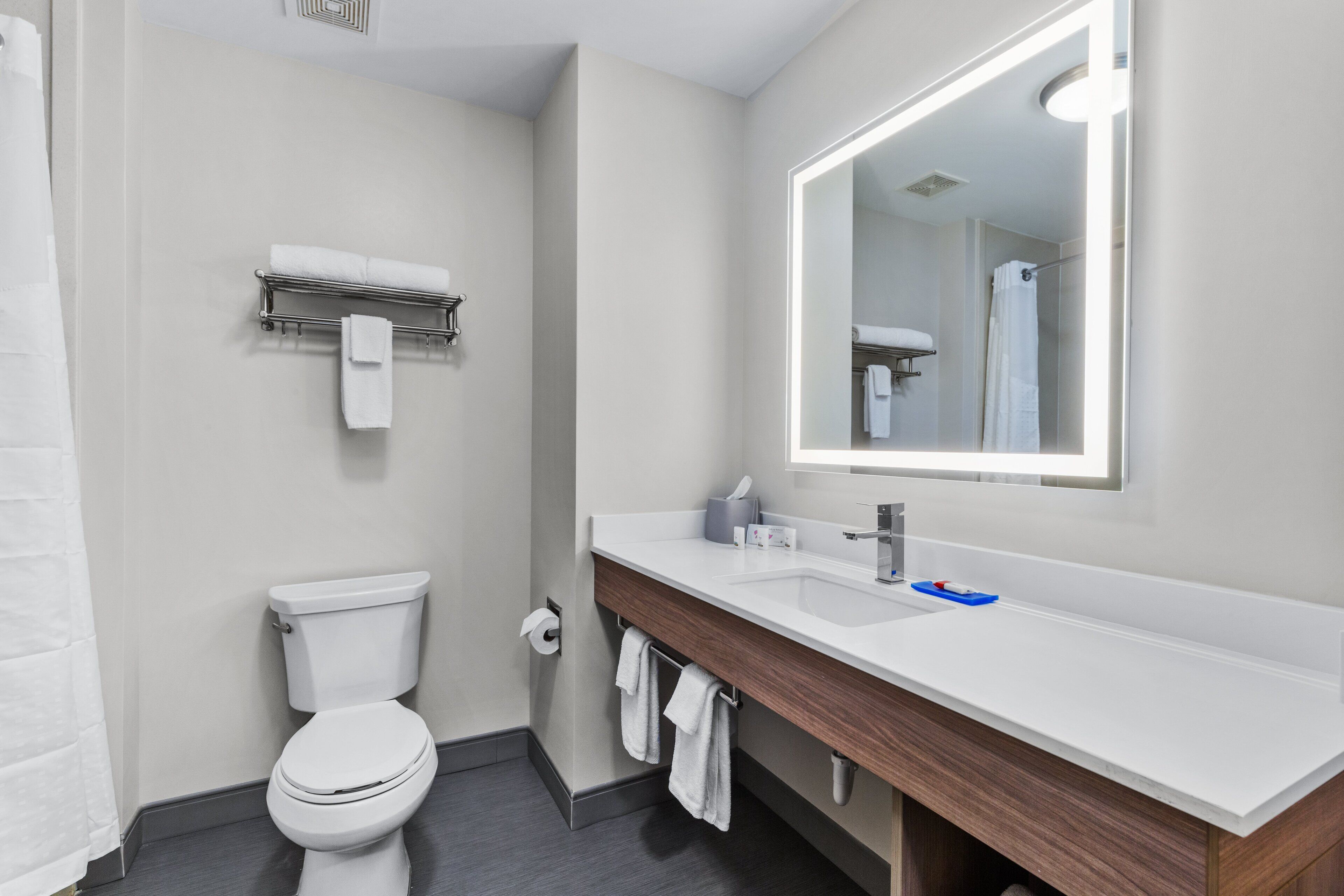 Ducha y bañera combinadas y artículos de higiene personal gratuitos