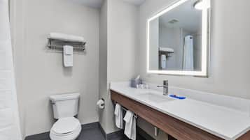 Combined shower/tub, free toiletries, hair dryer, towels