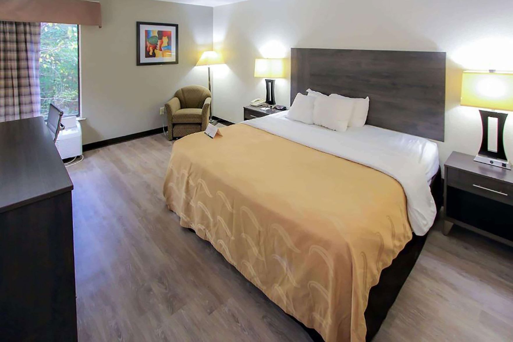 เครื่องนอนระดับพรีเมียม, เตียง Select Comfort, ตู้นิรภัยในห้องพัก