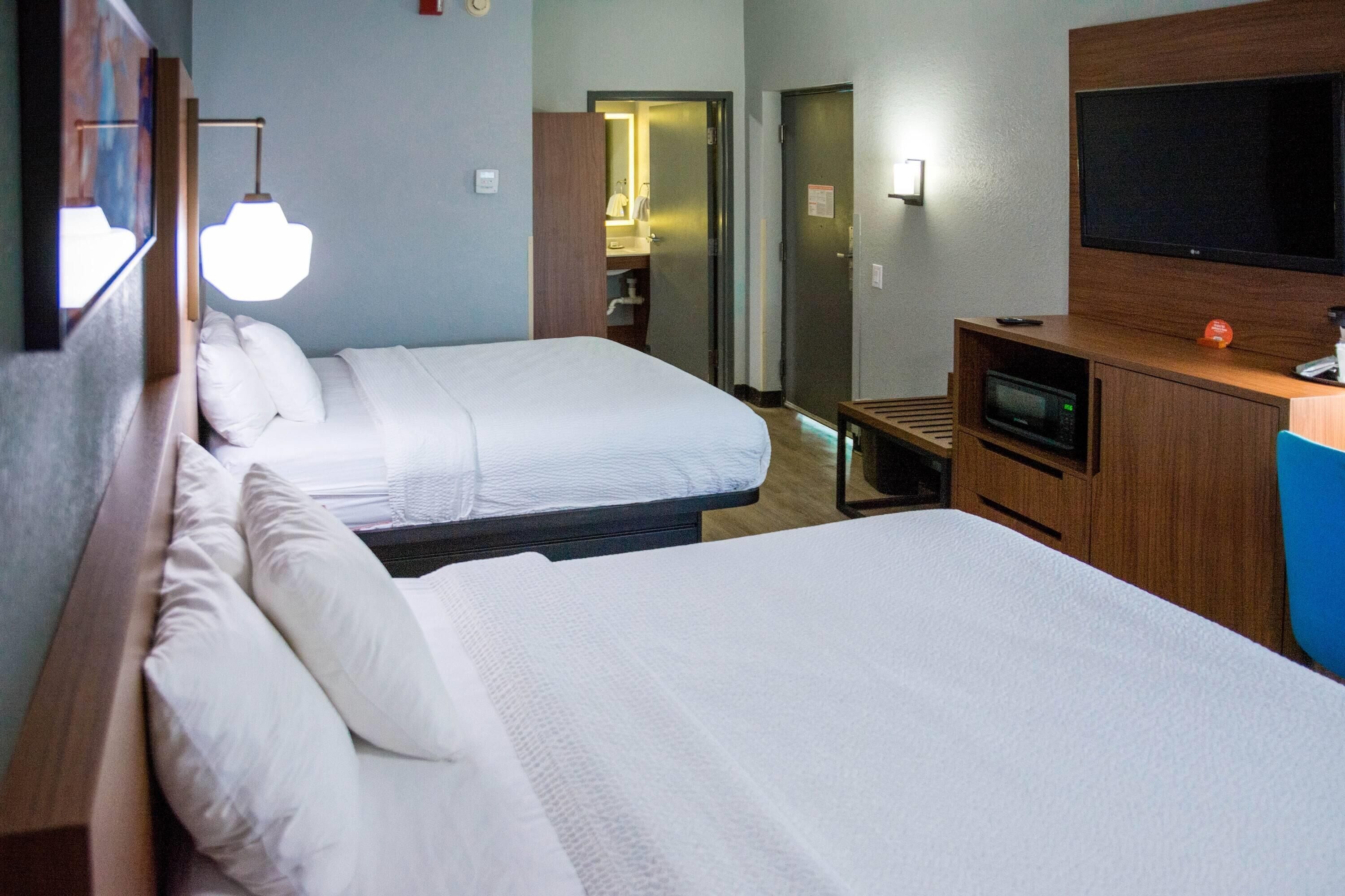 Literie de qualité, lit avec matelas Select Comfort, coffre-fort, bureau