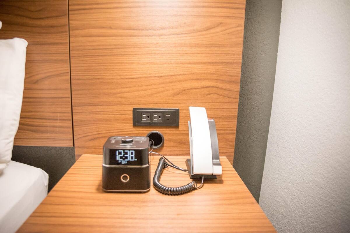 高級寝具、セレクト コンフォート製ベッド、セーフティボックス (室内)、デスク