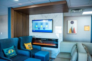 Lobby - La Quinta Inn & Suites by Wyndham Fayetteville I-95 (Fayetteville)