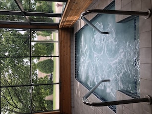 Una piscina cubierta