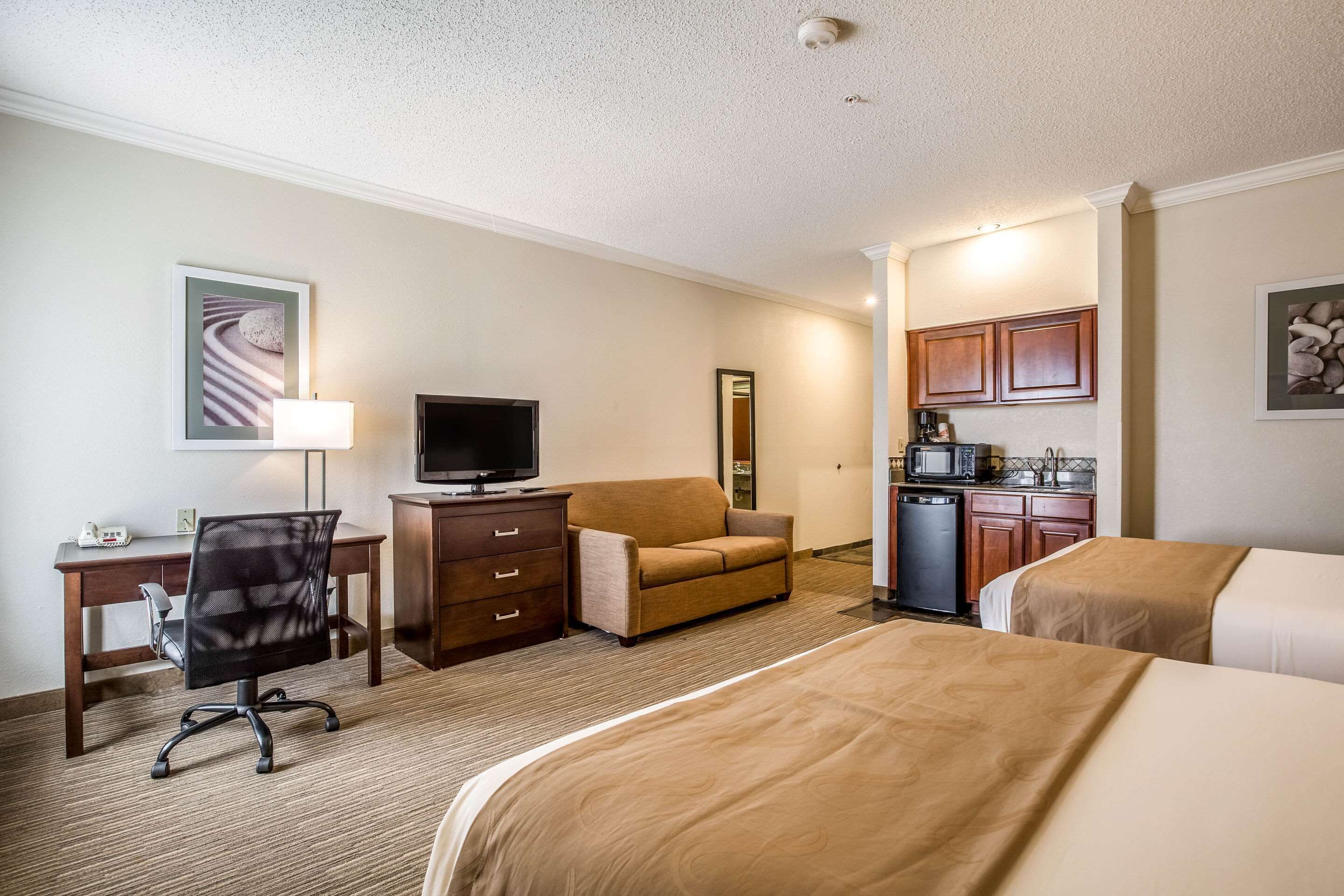 suite, non smoking | pillow-top beds, in-room safe, desk, iron/ironing board