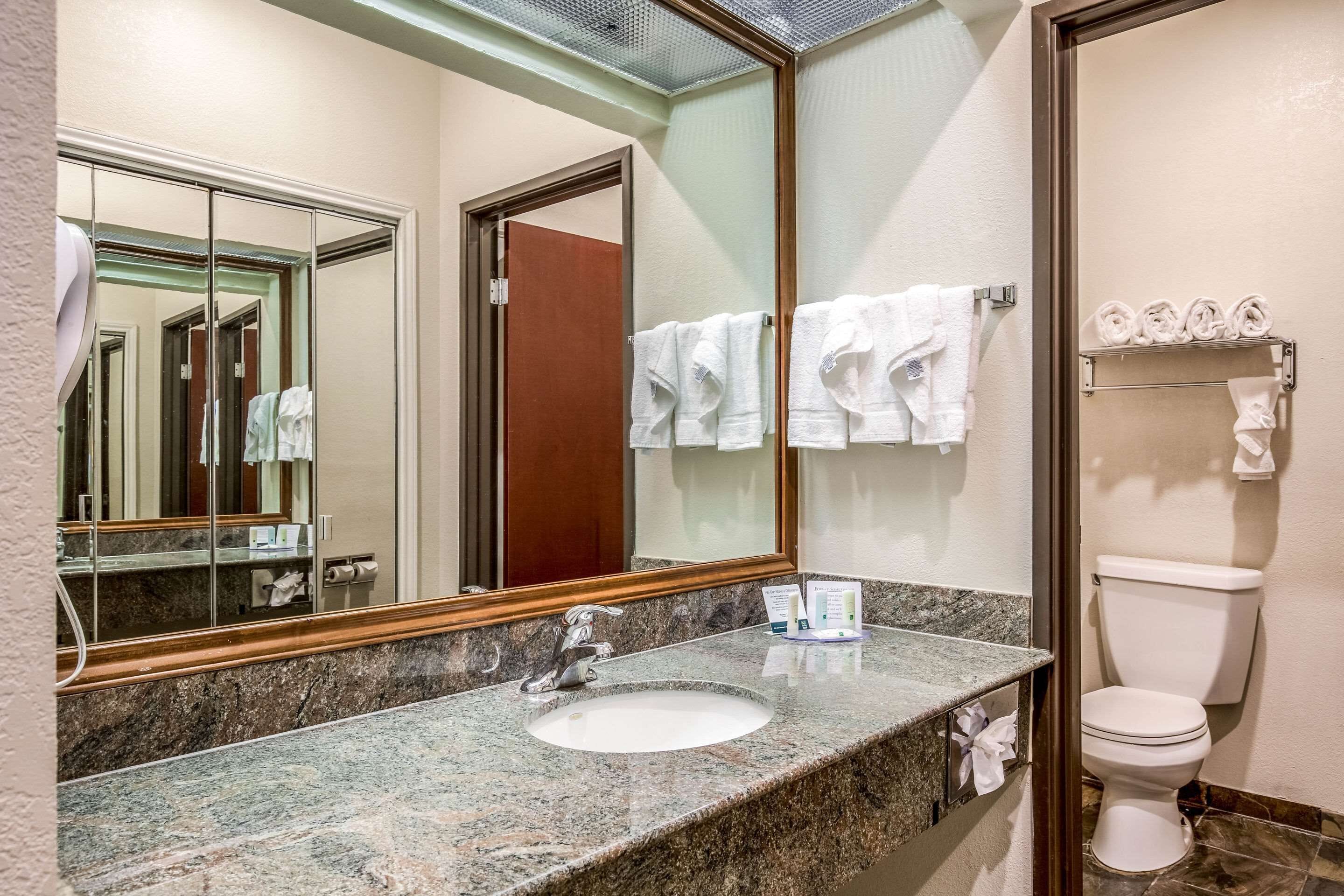 suite, non smoking | bathroom | combined shower/bathtub, hair dryer, towels