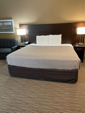 Pillowtop beds, in-room safe, desk, iron/ironing board - Quality Inn & Suites Seabrook - NASA - Kemah (Seabrook)