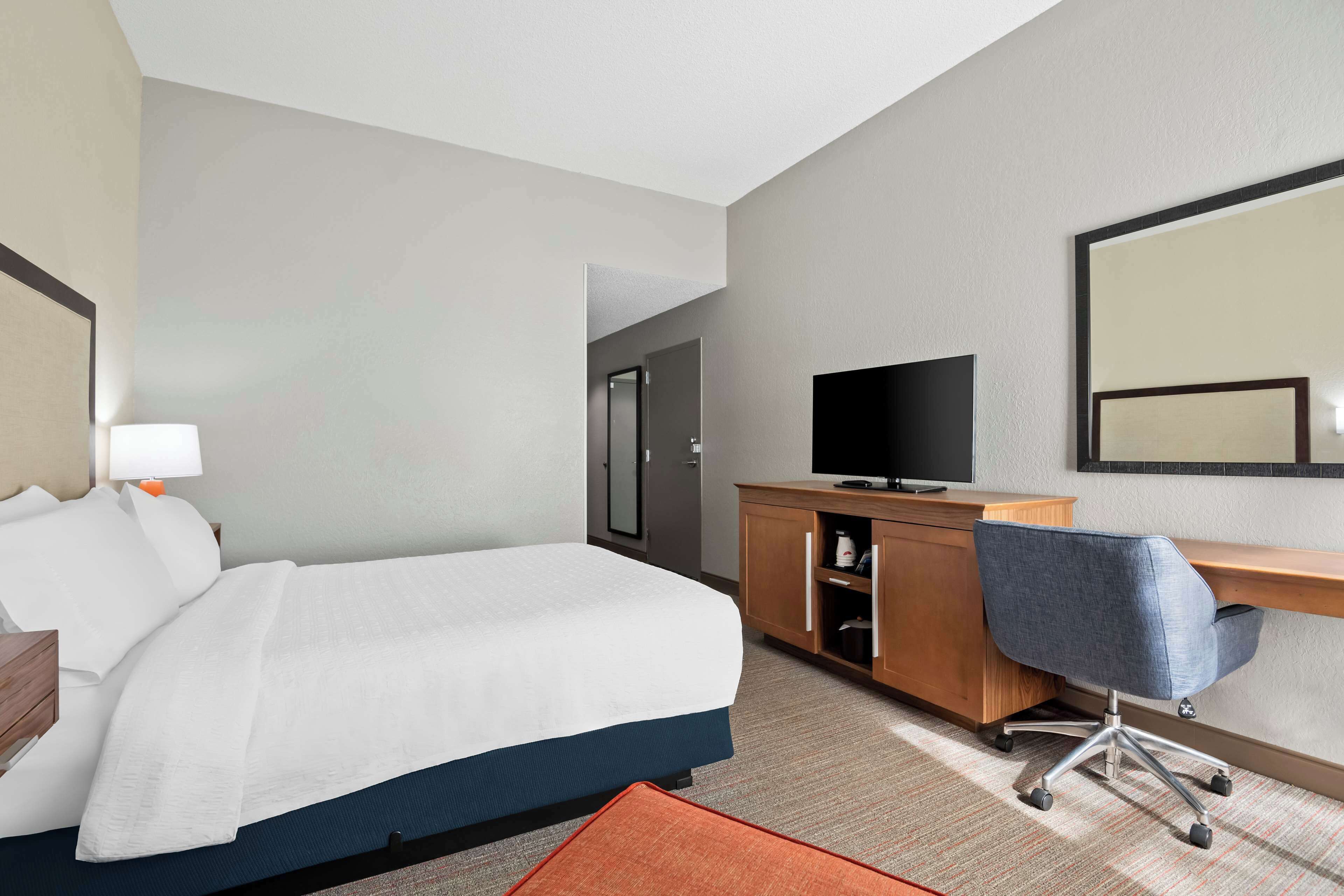 room, accessible | premium bedding, in-room safe, desk, laptop workspace