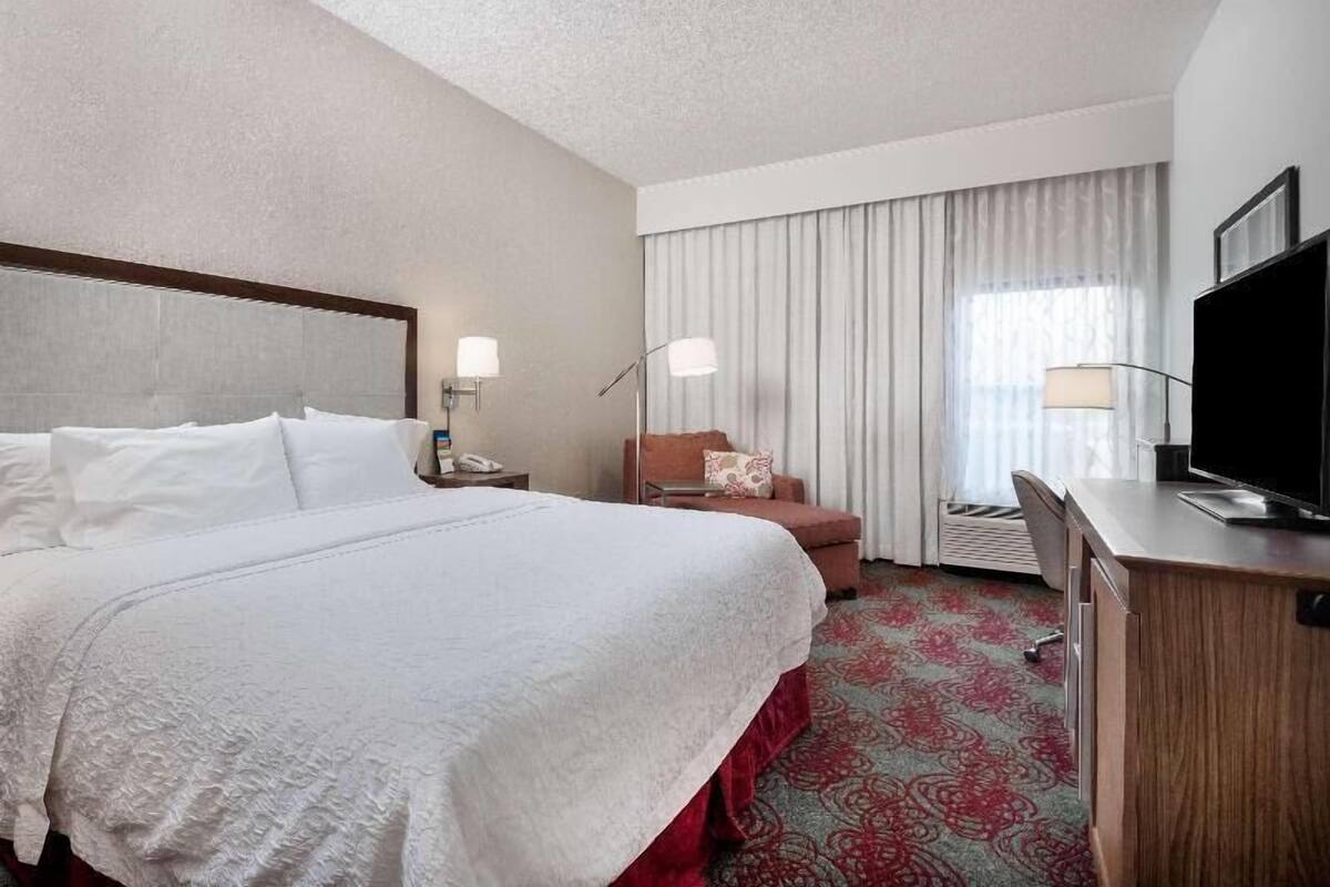 Premium bedding, in-room safe, desk, laptop workspace