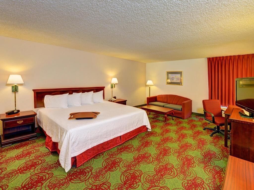 Premium bedding, in-room safe, desk, laptop workspace