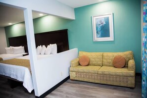 Habitació, fumadors (2 King Beds with Sofa Bed) | Caixa forta a l'habitació, planxa i posts de planxar i wifi gratuïta 