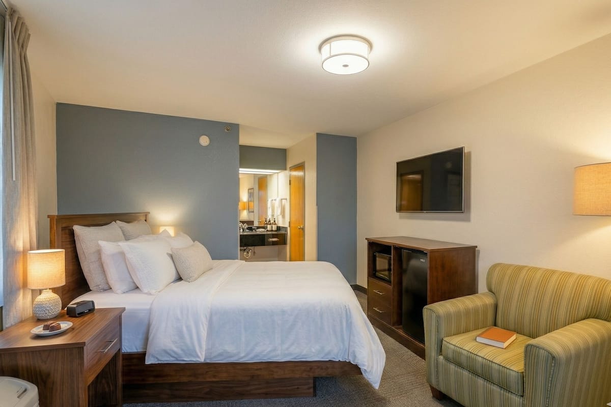 Caja de seguridad en la habitación y tabla de planchar con plancha