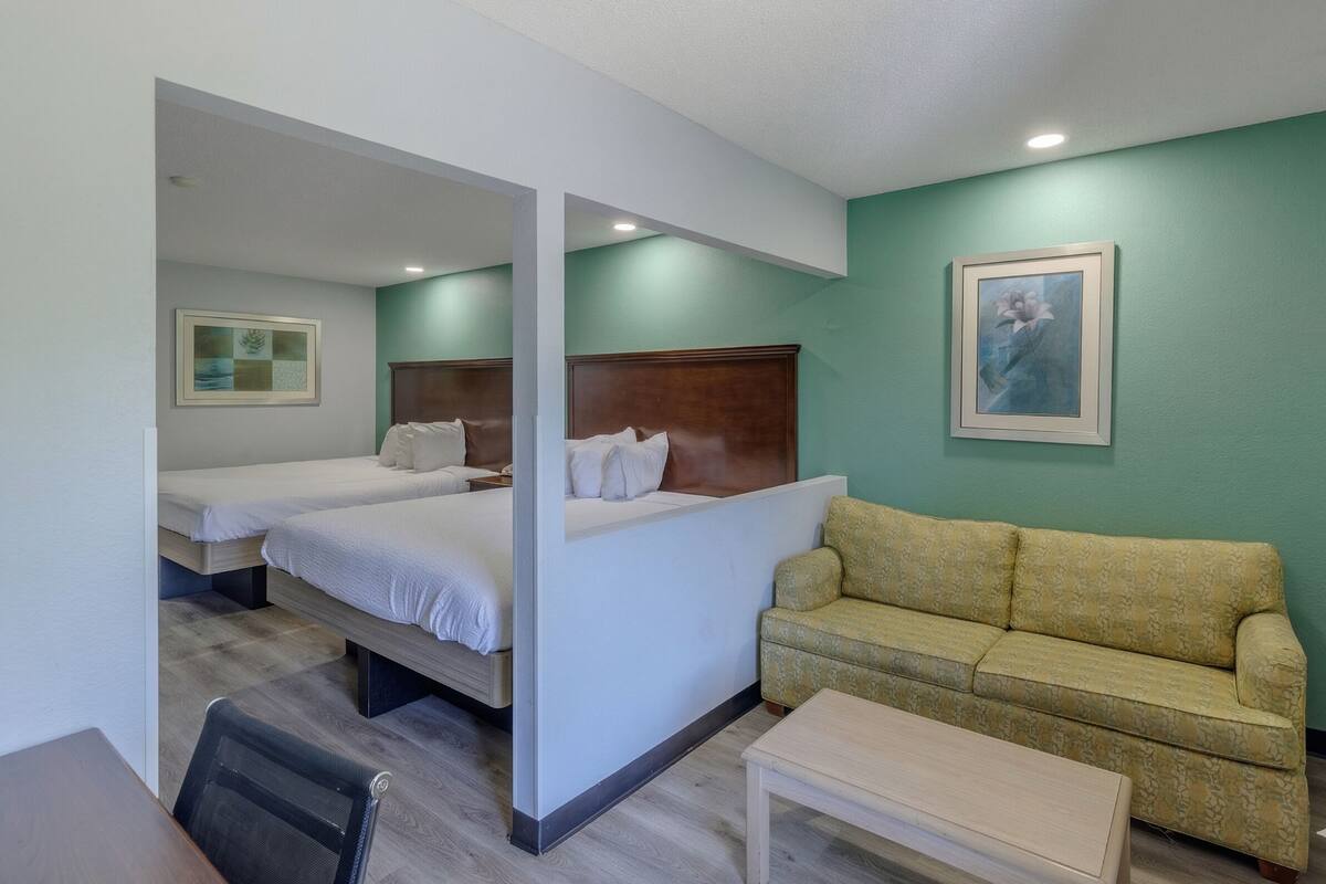 ห้องพัก, ปลอดบุหรี่ (2 King Beds with Sofa Bed) | ตู้นิรภัยในห้องพ  ัก, เตารีด/โต๊ะรีดผ้า, Wi-Fi ฟรี, นาฬิกาปลุก