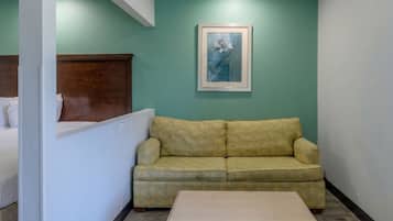 Camera, non fumatori (2 King Beds with Sofa Bed) | Una cassaforte in camera, ferro/asse da stiro, Wi-Fi gratuito, lenzuola