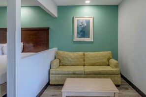 Chambre, non-fumeurs (2 King Beds with Sofa Bed) | Coffres-forts dans les chambres, fer et planche à repasser