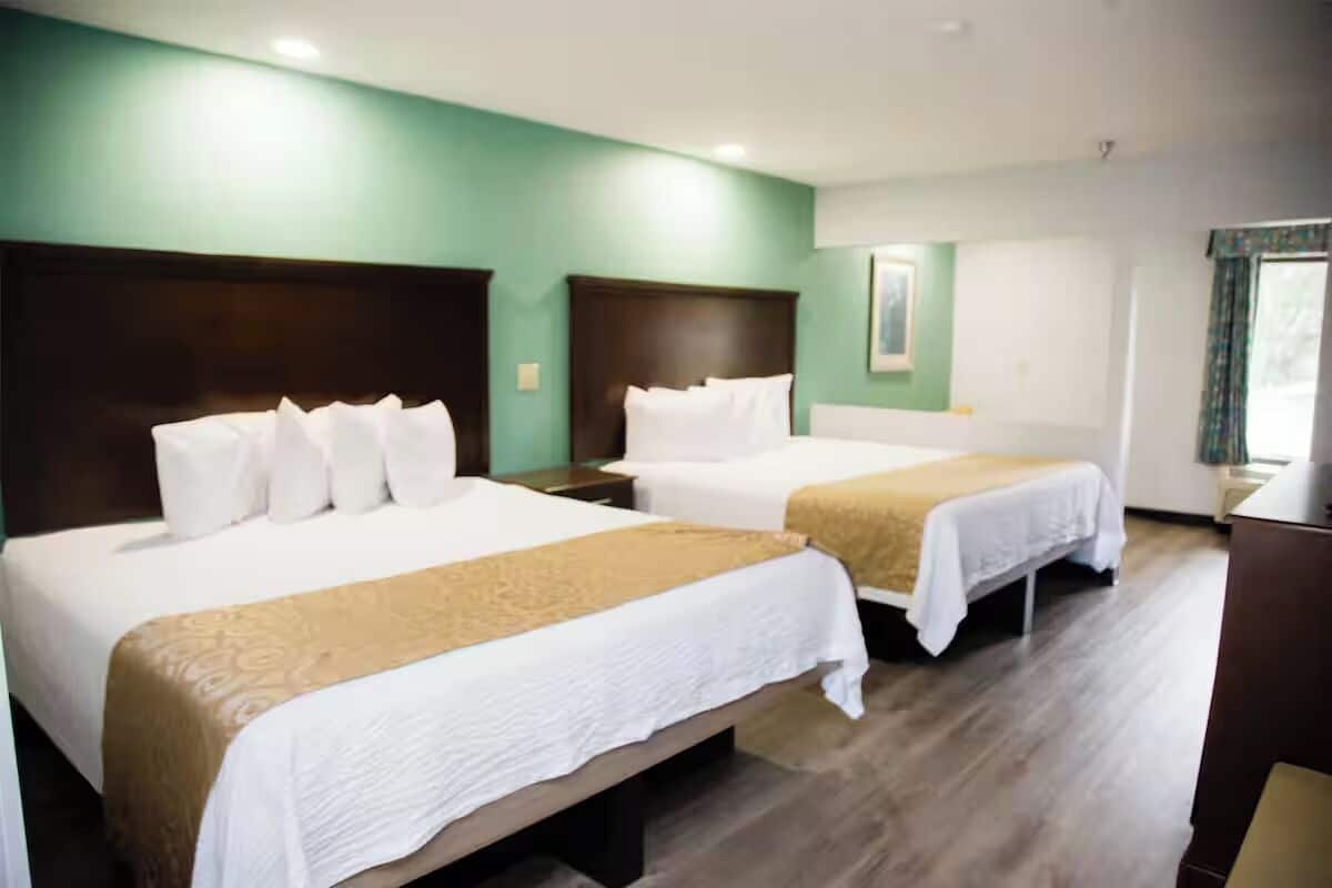 Room, Berbilang Katil, Smoking | Peti besi dalam bilik, seterika/papan seterika, Wi-fi percuma