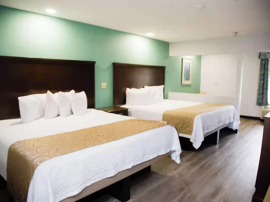 Værelse - ryger (2 King Beds with Sofa Bed) | Pengeskab på værelset, strygejern/strygebræt, gratis Wi-Fi, sengetøj