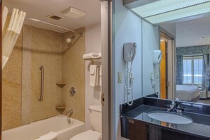 Produtos de toalete grátis, secador de cabelo, toalhas de banho 