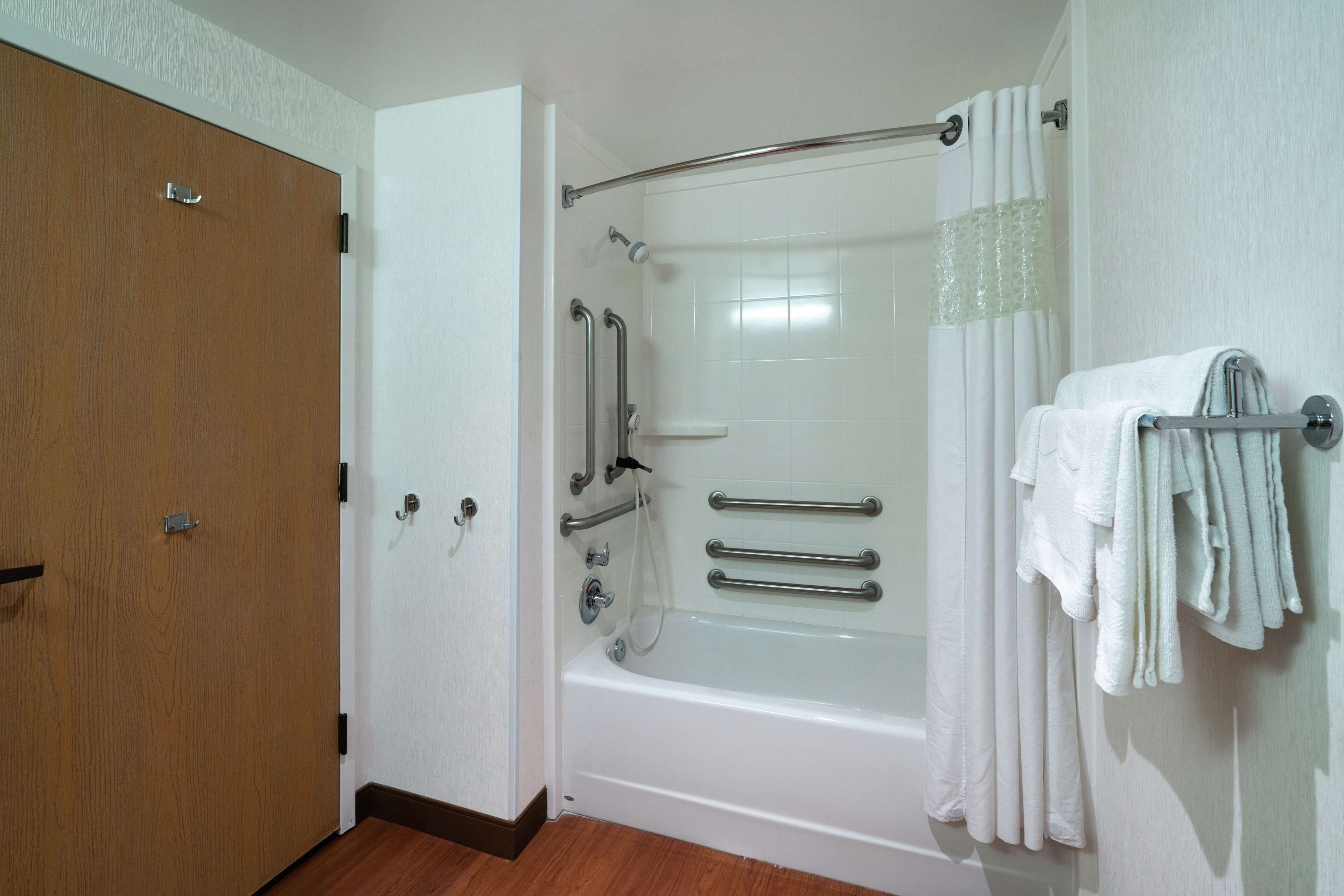 combined shower/bathtub, free toiletries, hair dryer, towels