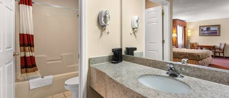 Combined shower/tub, free toiletries, hair dryer