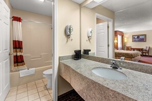 Combined shower/tub, free toiletries, hair dryer