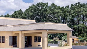 A building with a flat roof, large windows, and a covered entrance area. - Days Inn by Wyndham Biscoe (Biscoe)