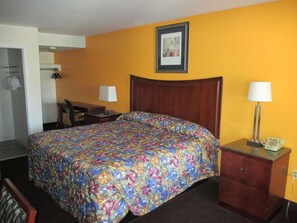 Basic Room, 1 Bedroom | Desk, iron/ironing board, free WiFi, bed sheets