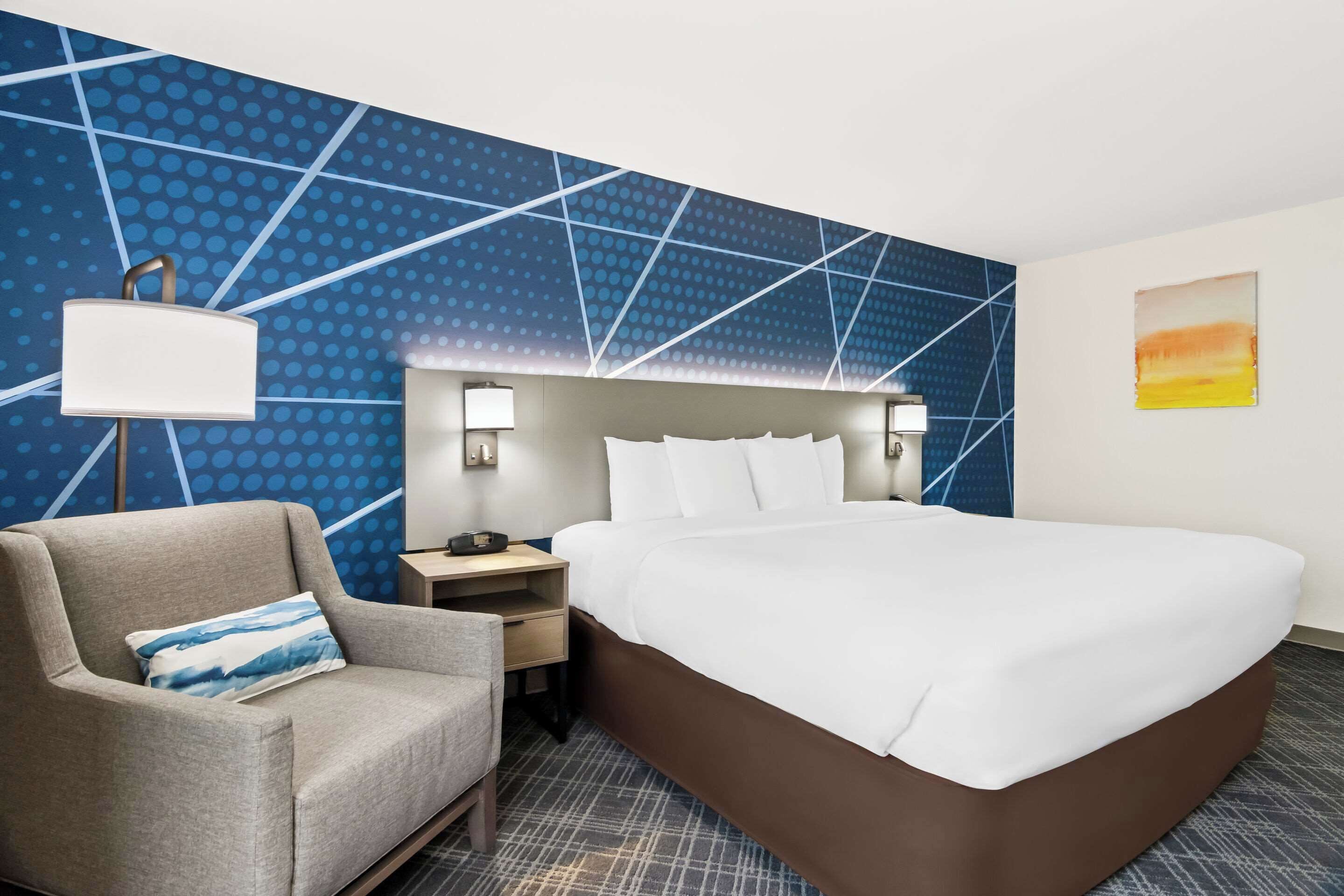 standard room, 1 king bed, non smoking | desk, iron/ironing board, free cots/infant beds, free rollaway beds