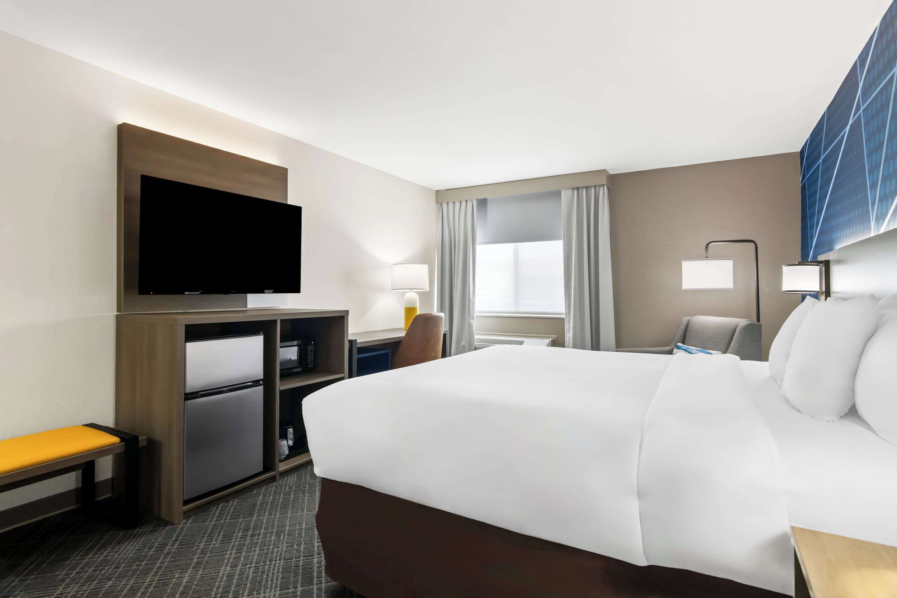 standard room, 1 king bed, non smoking | desk, iron/ironing board, free cots/infant beds, free rollaway beds