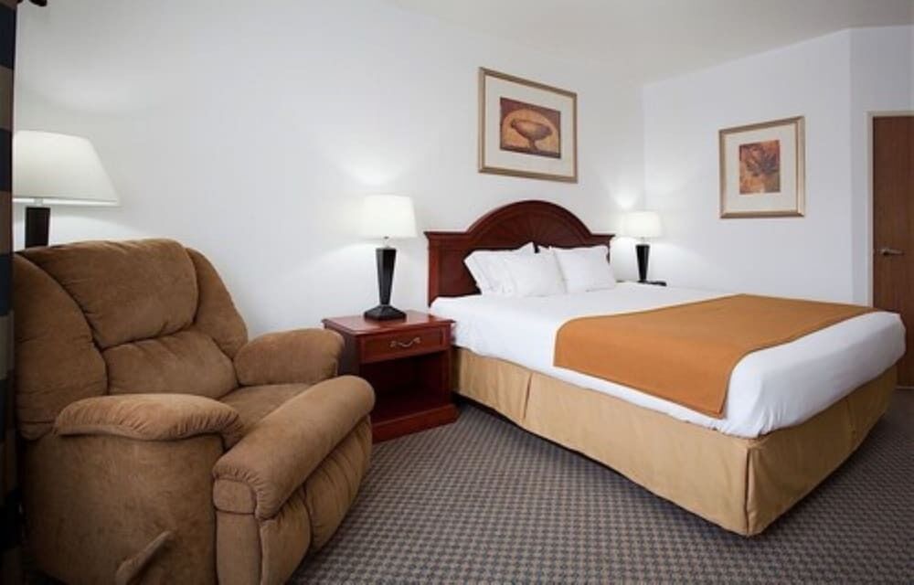 In-room safe, desk, iron/ironing board, free WiFi