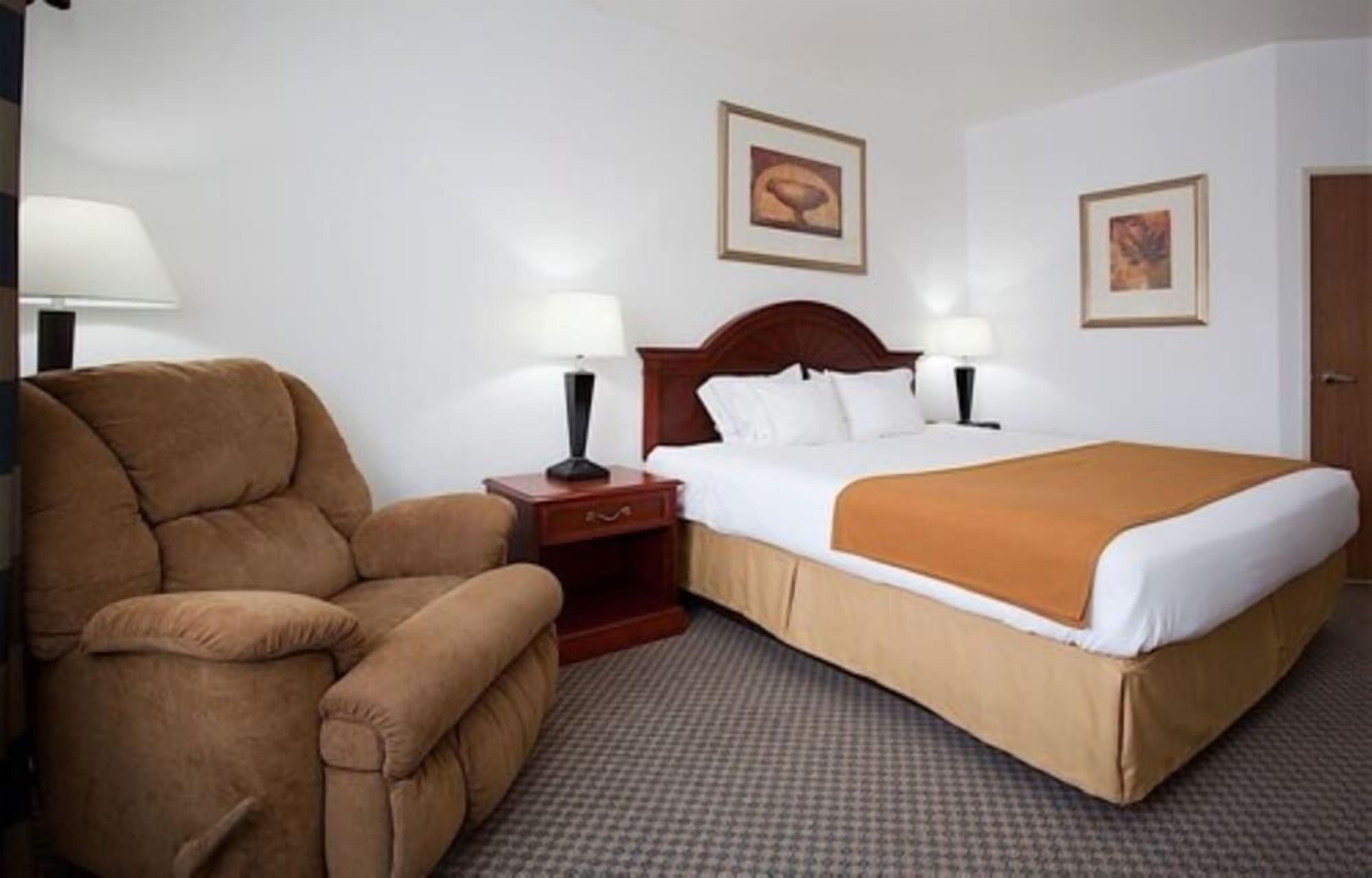 In-room safe, desk, iron/ironing board, free WiFi