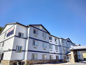 Un hotel de varios pisos con un letrero que dice 'Eagle River Lodge'.