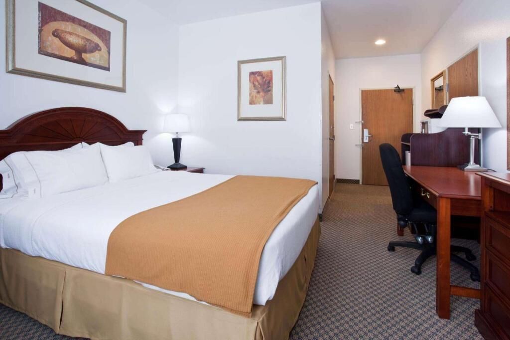 In-room safe, desk, iron/ironing board, free WiFi