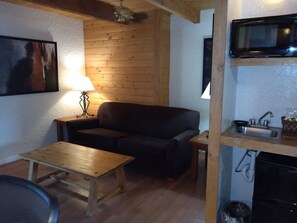 Trang trí khác biệt, trang bị nội thất với thiết kế riêng biệt, bàn 