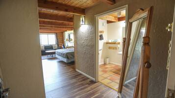 Chambre, 1 très grand lit et 1 canapé-lit, accessible aux personnes à mobilité réduite