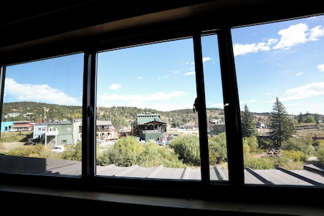 Double King Suite | City view. The Boulder Creek Lodge