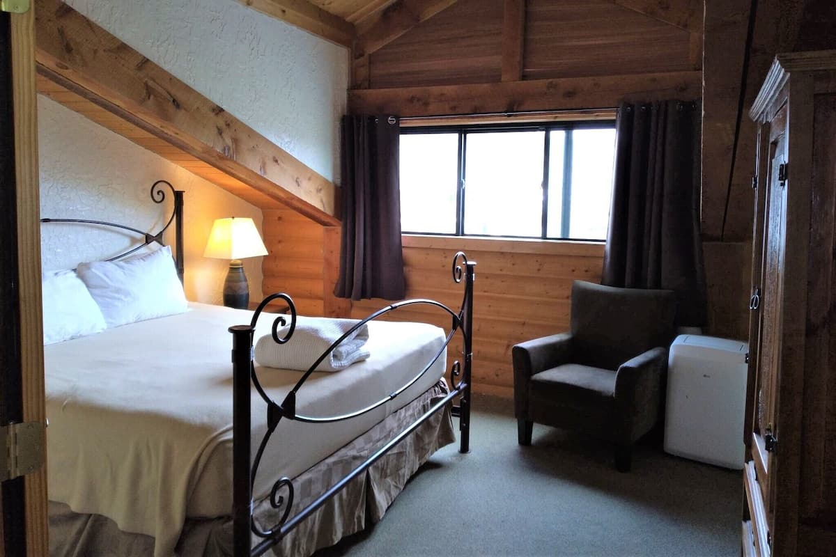 Suite, 1 très grand lit, réfrigérateur et four à micro-ondes (Nonsmoking) | 1 chambre, décoration personnalisée, ameublement personnalisé, bureau