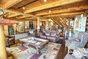 Lobby sitting area - The Boulder Creek Lodge (Nederland)