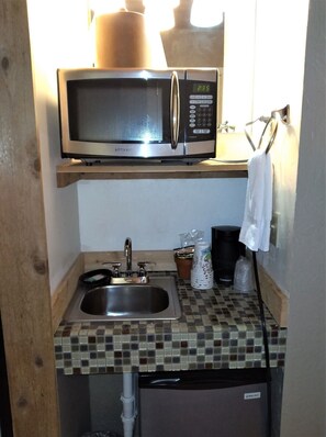 Deluxe Family Suite | 1 bedroom, individually decorated, individually furnished, desk