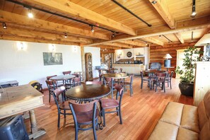 Breakfast area - The Boulder Creek Lodge (Nederland)