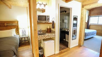 بديكورات فريدة لكل غرفة وطراز فريد لكل وحدة ومكتب وستائر تعتيم