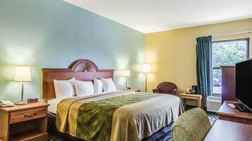 Individueel gemeubileerd, een bureau, verduisterende gordijnen