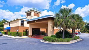 A hotel with a two-story structure, a covered entrance, and a parking lot. - Econo Lodge Darien (Darien)