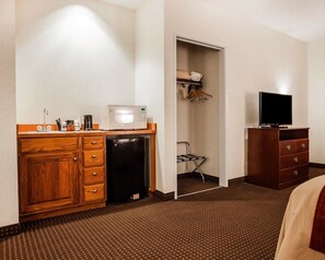 Schreibtisch, Verdunkelungsvorhänge, Bügeleisen/Bügelbrett