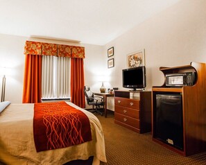 Desk, blackout drapes, iron/ironing board, free cribs/infant beds - Quality Inn Kingdom City I-70 (Kingdom City)