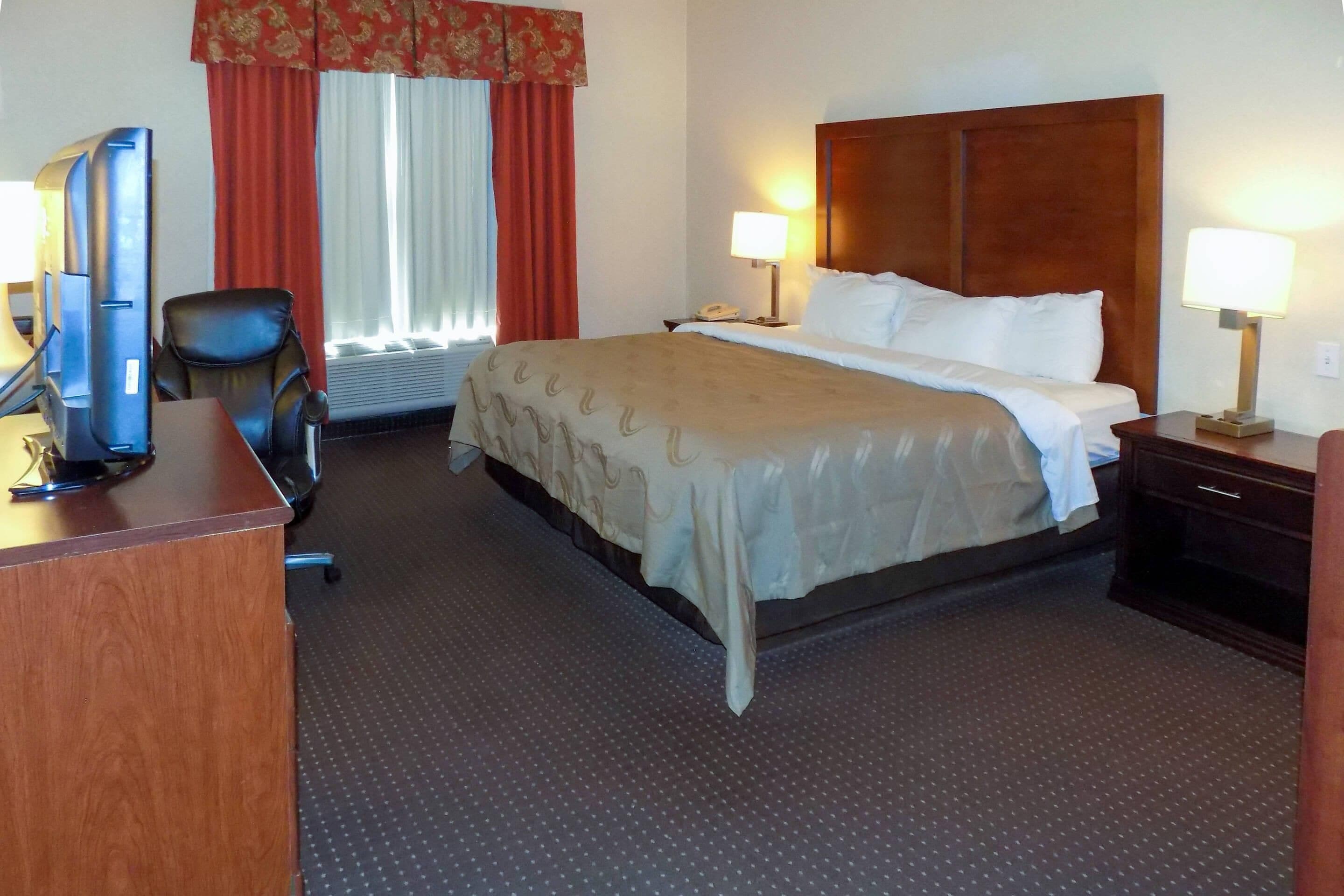 Työpöytä, pimennysverhot, silitysrauta/-lauta, ilmaiset vauvansängyt