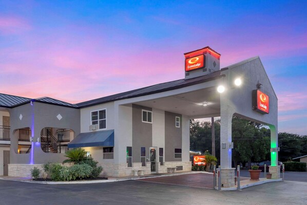 Ein EconoLodge mit modernem Design, der einen überdachten Außenbereich und einen gut sichtbaren Eingang bietet.