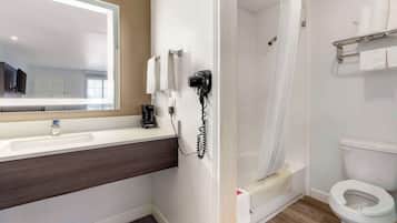 Combined shower/bathtub, free toiletries, hair dryer, towels