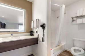 Duschwanne, kostenlose Toilettenartikel, Haartrockner, Handtücher
