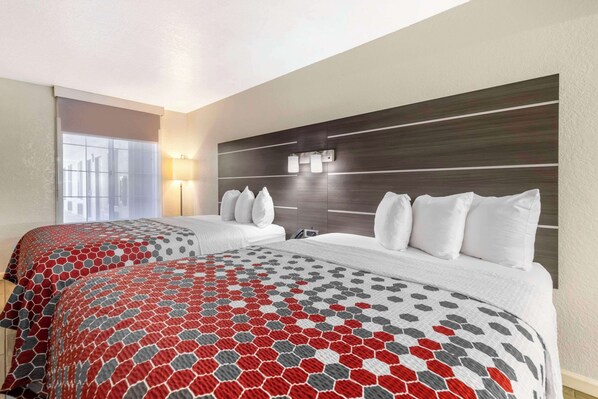 Bureau, fer et planche à repasser, lits bébé (en supplément)