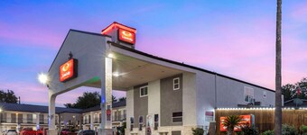 Econo Lodge Inn & Suites Near Lackland AFB